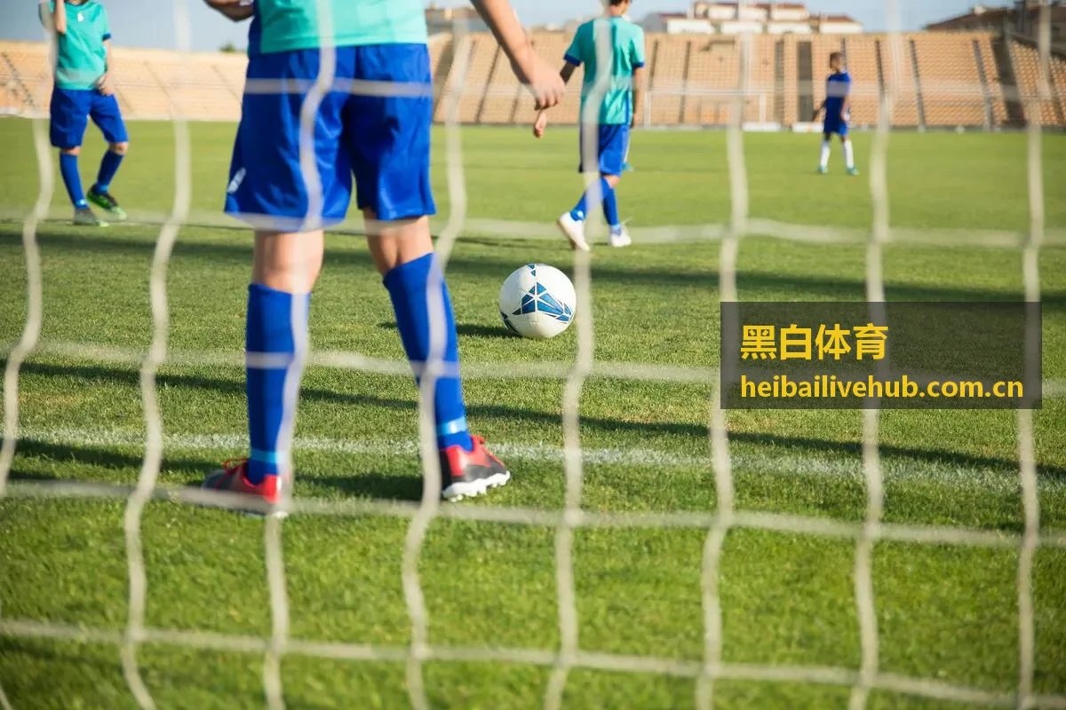 黑白体育运动装备与赛事回放